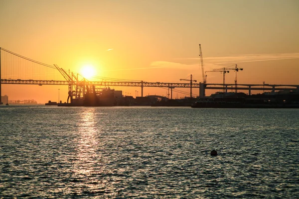 Spectacular golden hour sunset over modern city river side — Stock Photo, Image