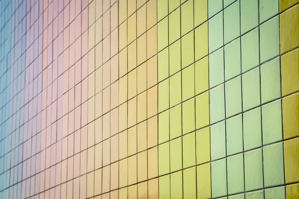 Superficie de la pared hecha de azulejos de diferentes colores — Foto de Stock