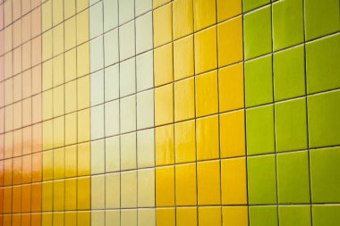 Duvar yüzeyinde farklı renkler var.