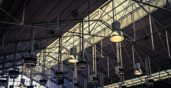 Ipari épület teteje és fényei, építészeti háttér — Stock Fotó