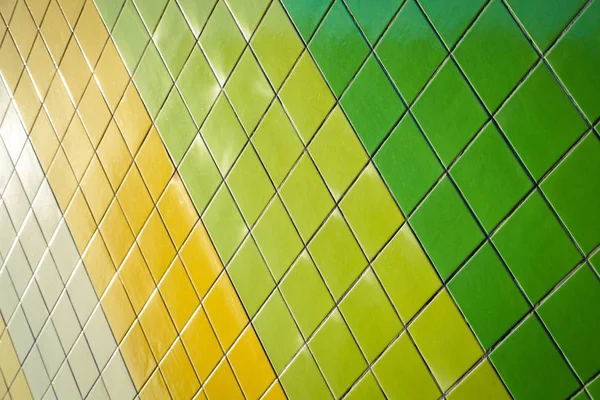 Superficie de la pared hecha de azulejos de diferentes colores — Foto de Stock