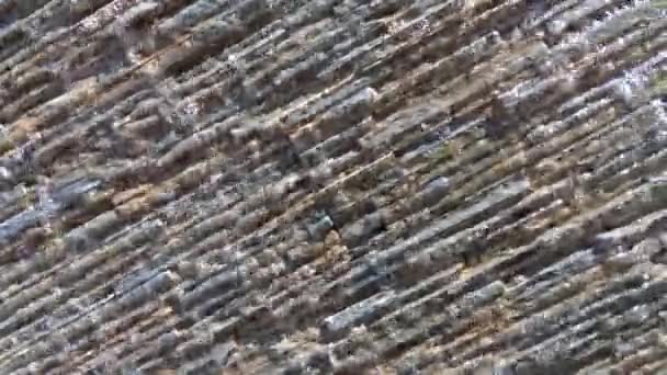 Stenen muur ruw oppervlak met waterstroom stroomt over — Stockvideo