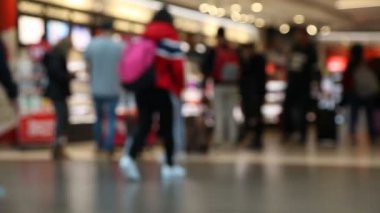 büyük modern ulaşım merkezi kamu alanı birçok kişi yürüyüş