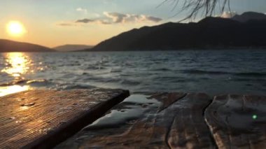Deniz ve ahşap tahtaları üzerinde gün batımı ile doğal arka plan
