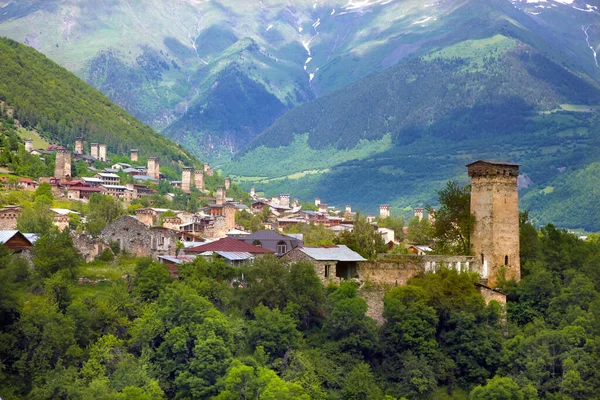 Paisaje montañoso de una región de Svanetia con famosas torres Svan antiguas — Foto de Stock