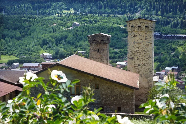 Antiguas torres Svan de pie en un pequeño pueblo de montaña — Foto de Stock