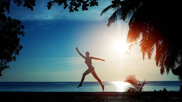 柔軟な女性は熱帯のビーチ トレーニング — ストック写真