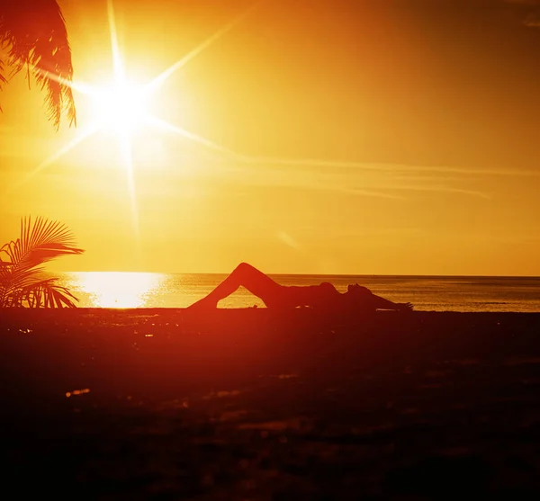 Mujer Joven Relajándose Una Playa Puesta Sol Fondo — Foto de Stock