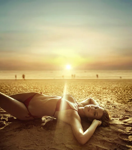 Портрет Красивої Жінки Лежить Тропічному Пляжі — стокове фото