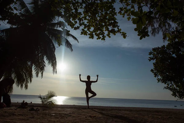 Addestramento Flessibile Delle Donne Una Spiaggia Tropicale — Foto Stock