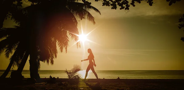 Entrenamiento Mujer Flexible Una Playa Tropical — Foto de Stock