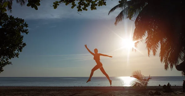 Mulher Flexível Treinando Uma Praia Tropical — Fotografia de Stock