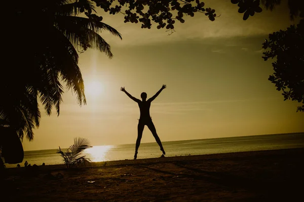 Entrenamiento Mujer Flexible Una Playa Tropical — Foto de Stock