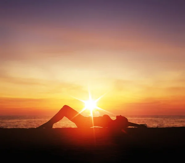 Jeune Femme Relaxant Sur Une Plage Tropicale — Photo