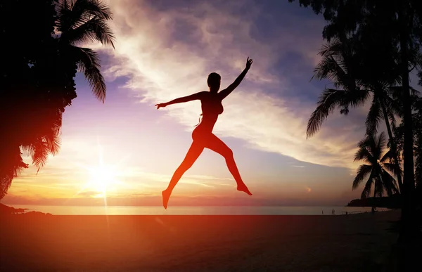 Flexibele Vrouw Training Een Tropisch Strand — Stockfoto