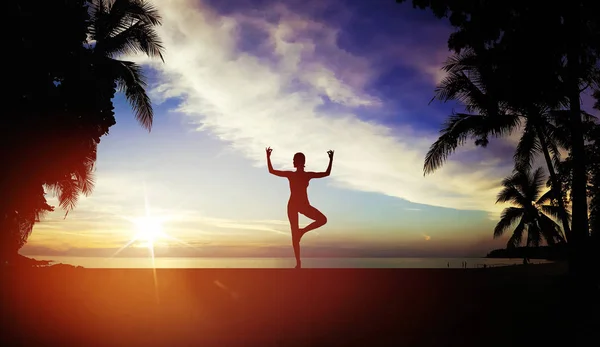 Formation Femme Flexible Sur Une Plage Tropicale — Photo