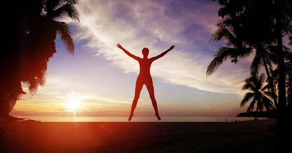 Fit Junge Frau Macht Übungen Strand — Stockfoto