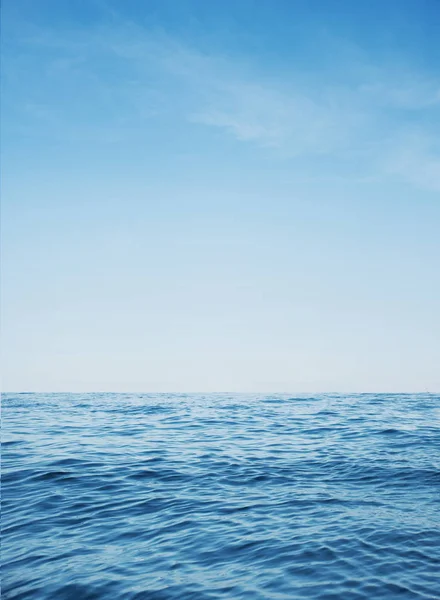 Oceano Calmo Con Acqua Cristallina Blu — Foto Stock