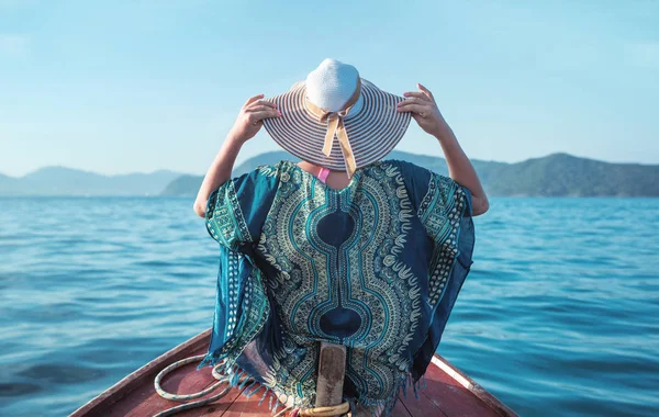 Joven Mujer Relajada Pequeño Barco Asiático Panorama Tropical — Foto de Stock