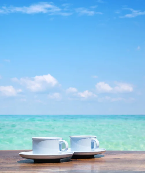 Zwei Tassen Heißen Kaffee Über Dem Klaren Wasser Des Ozeans — Stockfoto