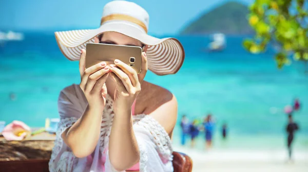 Mujer Relajada Tomando Una Foto Área Tropical —  Fotos de Stock