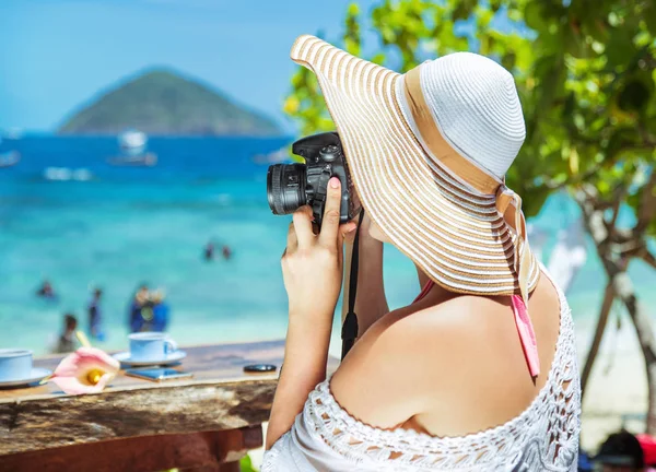 Femme Détendue Joyeuse Prenant Une Photo Une Plage Tropicale — Photo