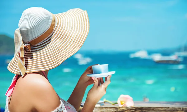 Mujer Elegante Bebiendo Café Una Playa — Foto de Stock