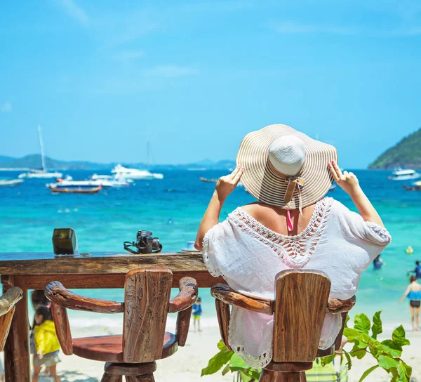 Jonge Vrouw Een Strandbar Ontspannen — Stockfoto