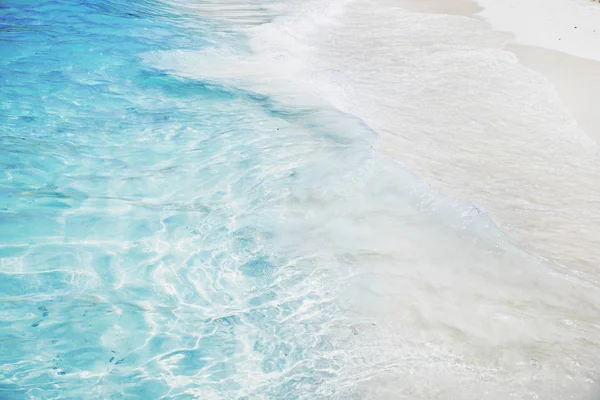 Κύματα Του Ωκεανού Σαφή Και Μπλε Νερό — Φωτογραφία Αρχείου