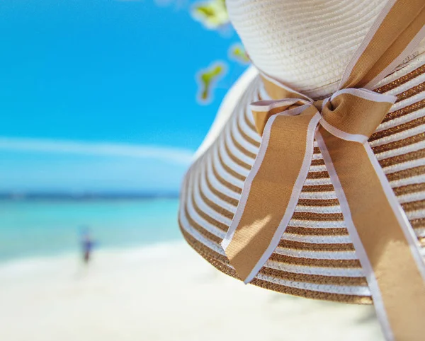 Καλοκαιρινά Αξεσουάρ Ψάθινο Καπέλο Άσπρη Παραλία Εξωτικά Προβολή — Φωτογραφία Αρχείου