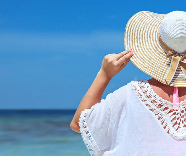 Relaxado Jovem Mulher Olhando Para Oceano Calmo — Fotografia de Stock