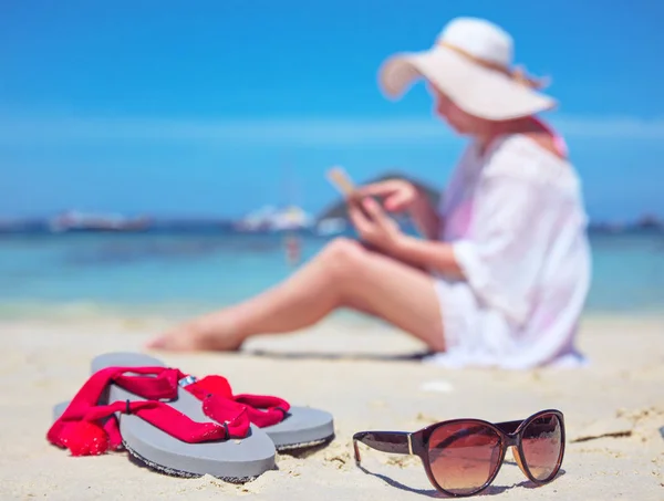 Donna Rilassata Utilizzando Uno Smartphone Una Spiaggia Tropicale — Foto Stock