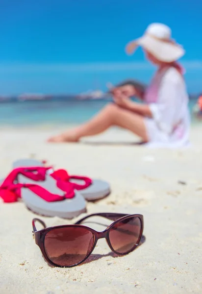 Donna Rilassata Utilizzando Uno Smartphone Una Spiaggia Tropicale — Foto Stock