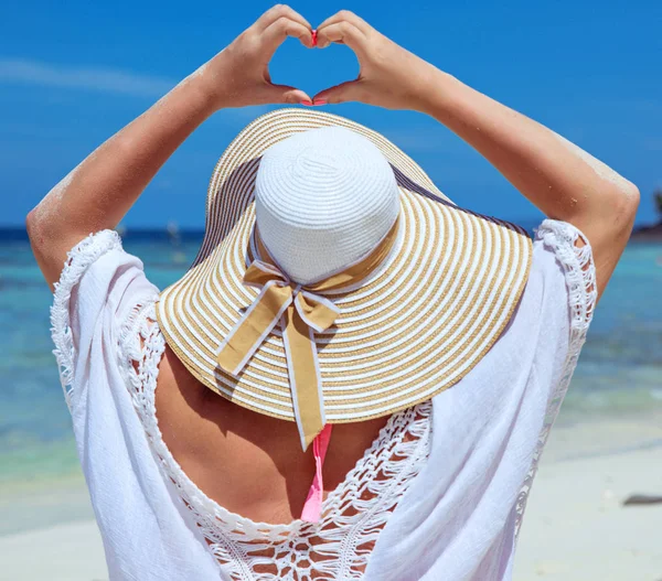 Young Woman Making Heart Gesture Beach — Stock Photo, Image