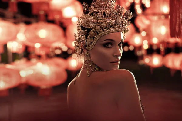 Mulher Bonita Vestindo Uma Coroa Índia Dourada — Fotografia de Stock