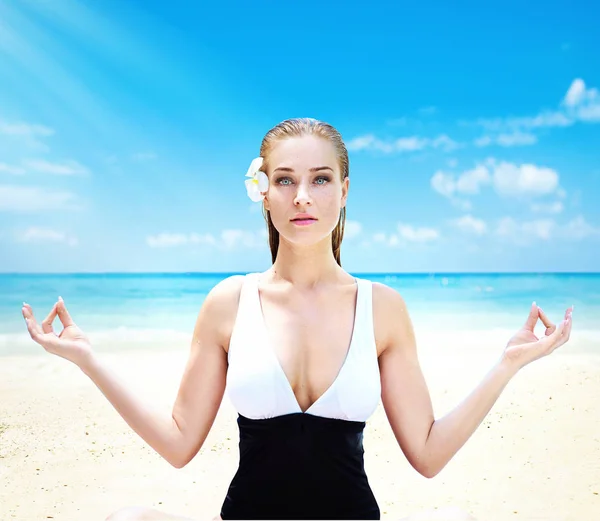 Pretty Blonde Meditating Tropical Beach — 스톡 사진