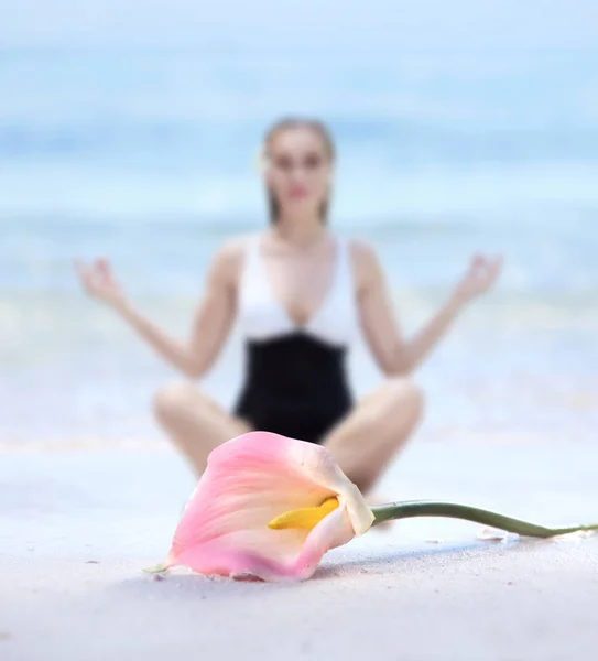 Retrato Borrado Uma Jovem Meditante — Fotografia de Stock