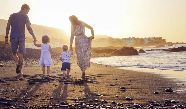 Glad Familj Den Tropiska Stranden Kvällen — Stockfoto