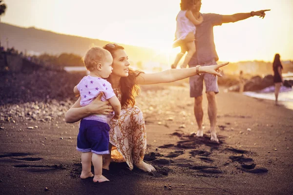 Wesoły Rodziny Pieszo Tropikalnej Plaży Wieczorem — Zdjęcie stockowe