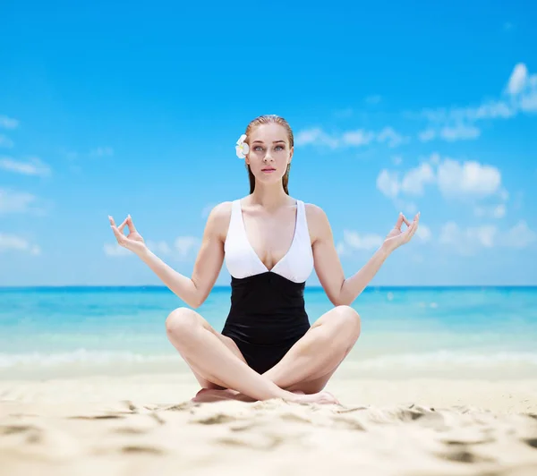Bella Signora Pallida Meditaitng Una Spiaggia Esotica — Foto Stock