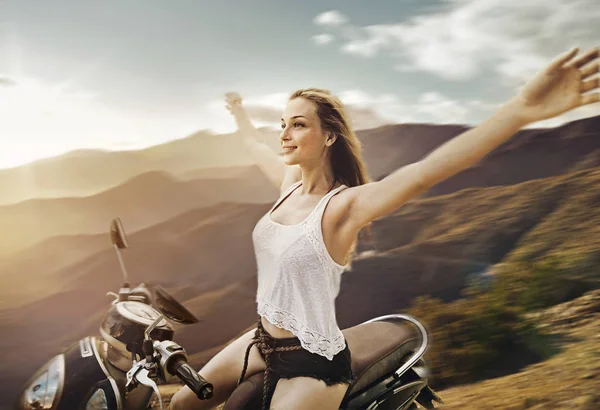 Doğal Ücretsiz Kadın Bir Motosiklet Sürme — Stok fotoğraf