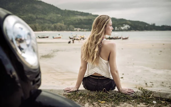Sensuell Ung Kvinna Njuter Sommaren Tropisk Strand — Stockfoto