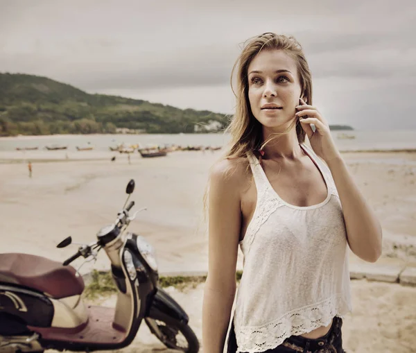 Sensuell Ung Kvinna Njuter Sommaren Tropisk Strand — Stockfoto