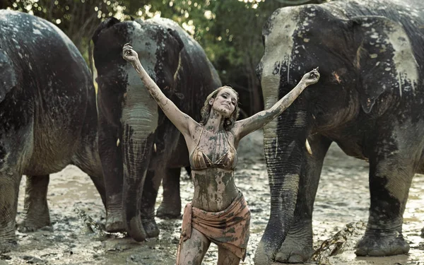 Sensuel Tamer Jouer Avec Des Éléphants Argile — Photo