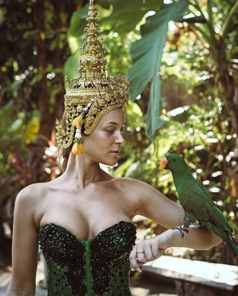 Ázsiai Királynője Tartja Egy Zöld Papagáj — Stock Fotó