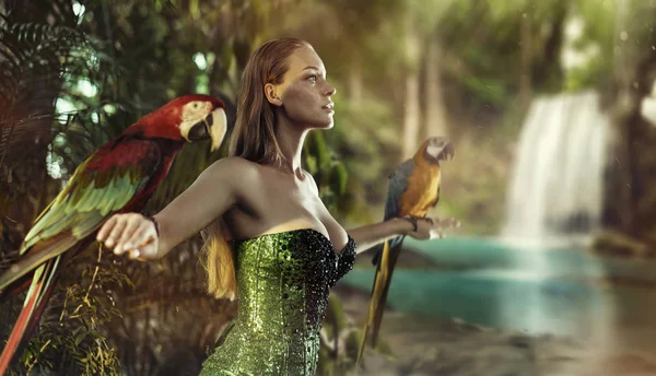 Сентиментальная Женщина Красочными Ара Попугаями — стоковое фото