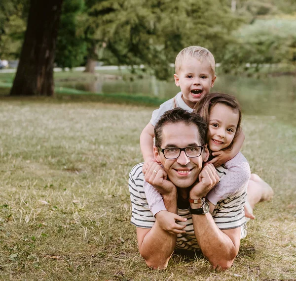 Knappe Vader Met Zijn Geliefde Offsrping Rust Het Park — Stockfoto