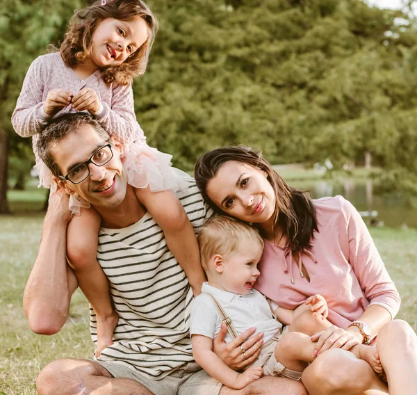 Πορτρέτο Της Χαρούμενη Οικογένεια Αναπαύεται Στο Πάρκο Καλοκαίρι — Φωτογραφία Αρχείου