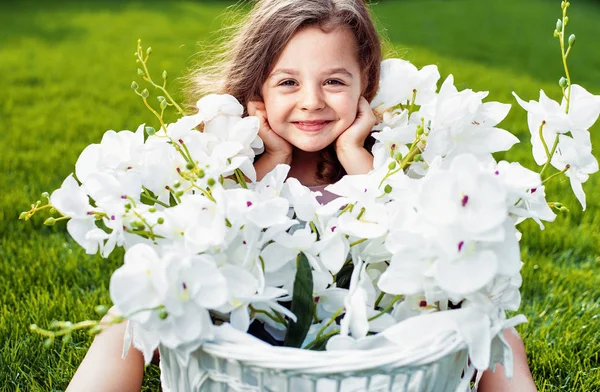 Πορτρέτο Του Ένα Χαριτωμένο Χαμογελαστό Κορίτσι Ένα Καλάθι Λουλούδι — Φωτογραφία Αρχείου