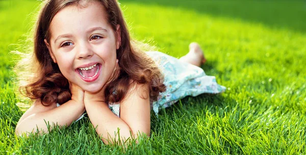 Schattig Klein Meisje Rusten Een Warme Verse Groene Weide — Stockfoto